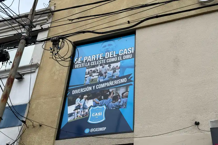 TODO CELESTE. La fachada del club San Isidro.