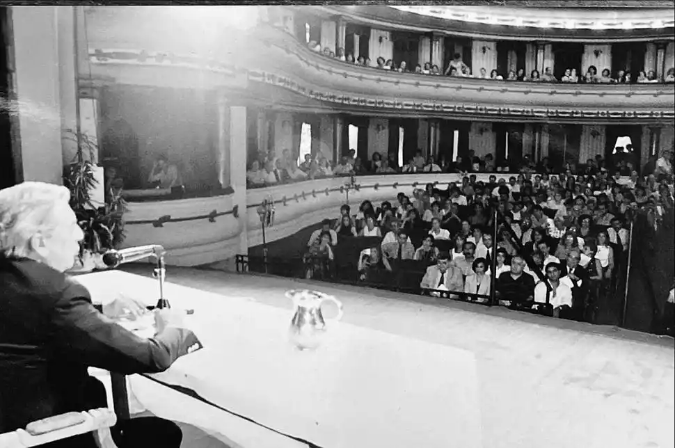 1995. Vargas Llosa disertando en el teatro San Martín, en Tucumán.
