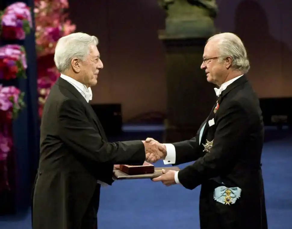 2010. Vargas Llosa recibe el Nobel del rey Carlos Gustavo de Suecia.