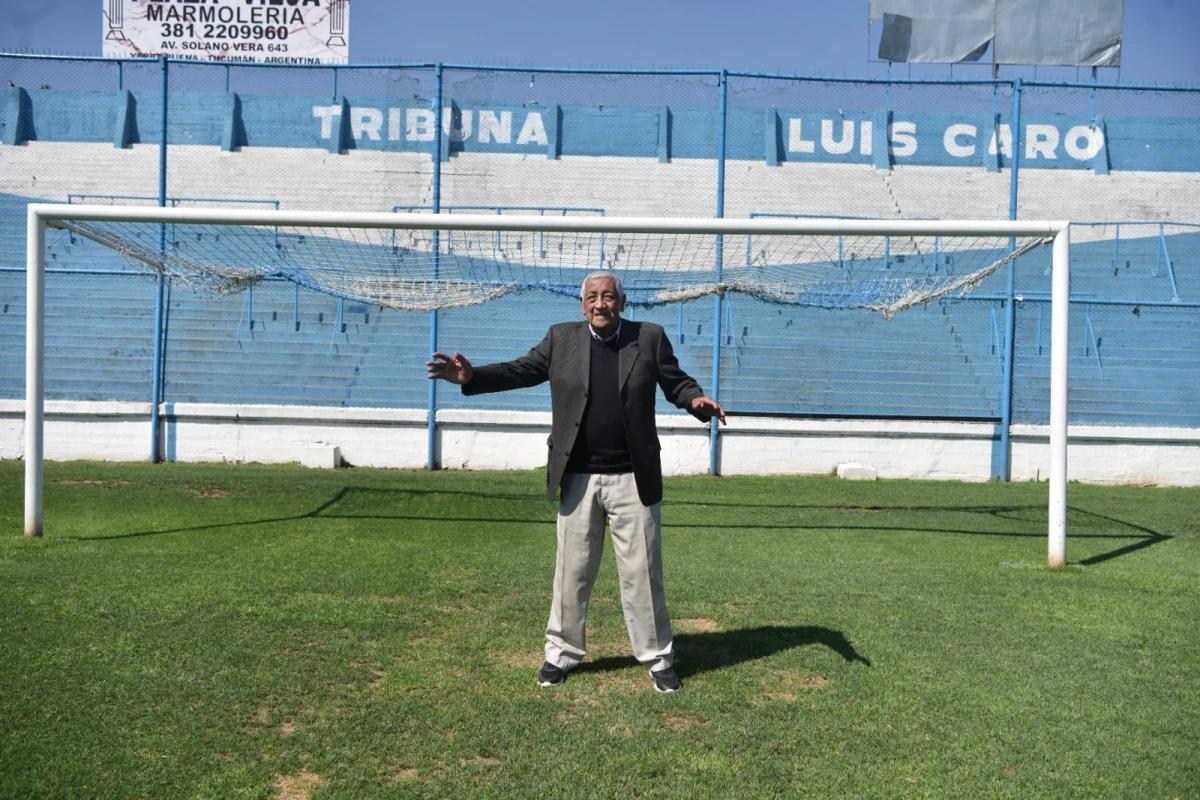 El exarquero Gregorio García posó en el estadio Monumental, que fue su casa durante un año. Foto: Inés Quinteros Orio - LA GACETA.