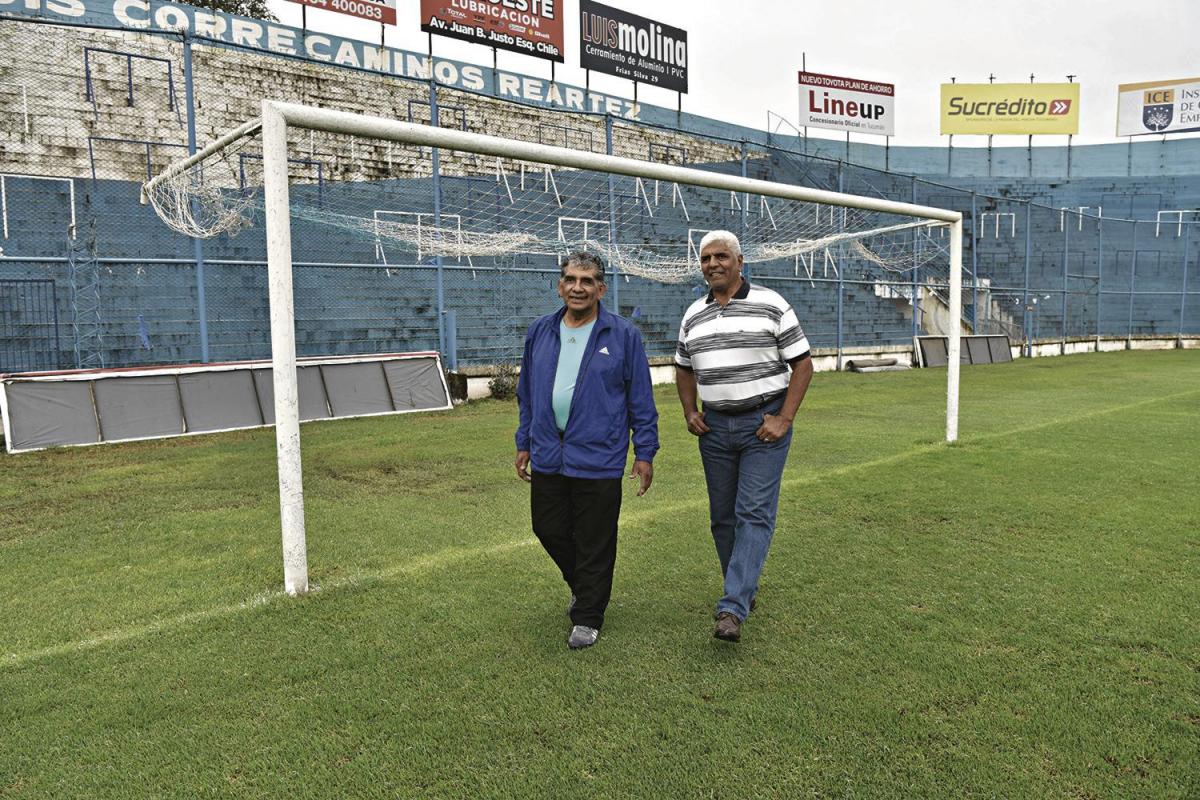  Ruiz y Ángel Antonio  Guerrero volvieron a transitar el césped del Monumental. LA GACETA/FOTO DE INÉS QUINTEROS ORIO