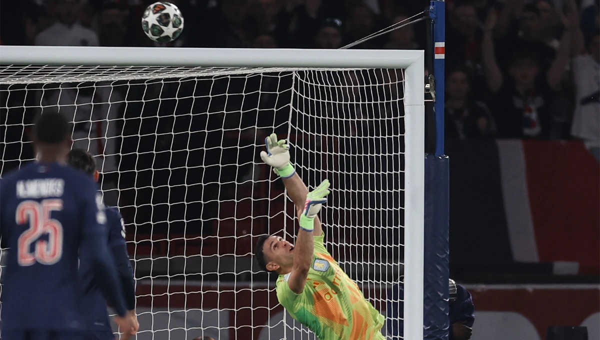 DIFÍCIL. Martínez resuelve atajadas complejas, es su marca.