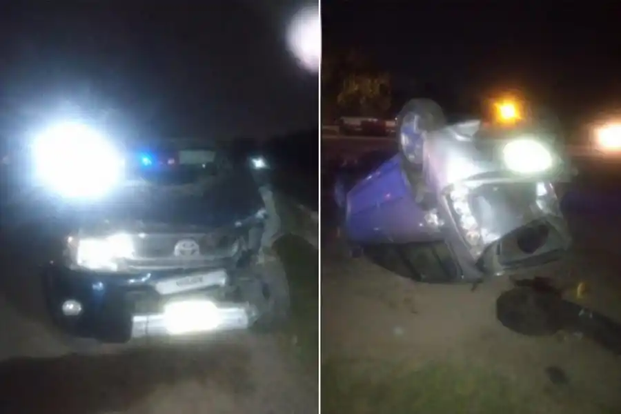 CHOQUE. Un auto y una camioneta colisionaron en la autopista.