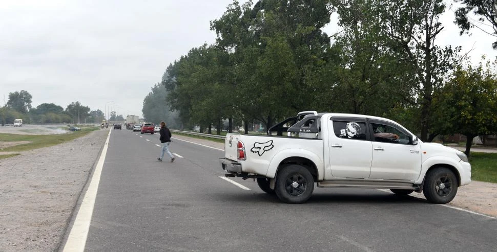 CRUCES ILEGALES. Los peatones y conductores utilizan estos caminos ante la falta de alternativas que conecten la colectora con la Circunvalación. 