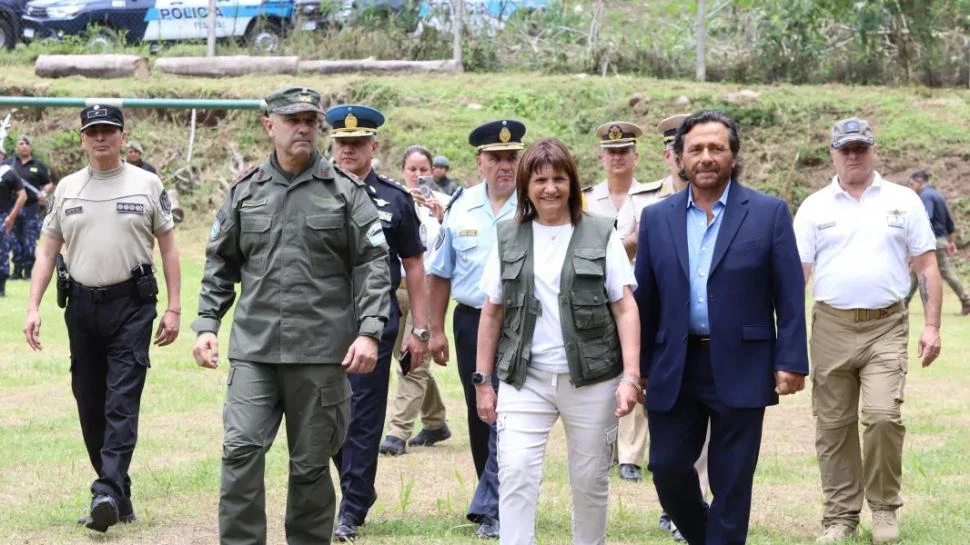 VARIOS ANUNCIOS. La ministra Bullrich, que aparece con el gobernador de Salta, Gustavo Sáenz, dijo que con Bolivia controlarán los vuelos narcos.