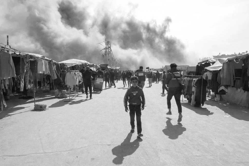 TRAGEDIA. Humo y desolación en el barrio de Zaytoun, en Ciudad de Gaza, tras el ataque aéreo israelí.