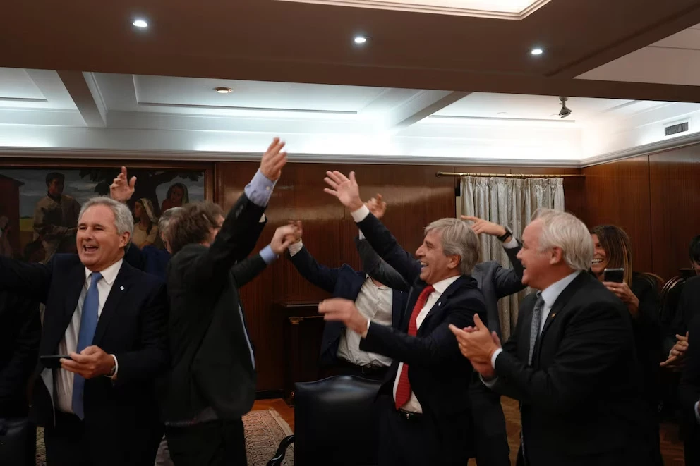 ALGARABÍA. El equipo económico celebró junto al Presidente el cierre de la primera jornada tras el cese de las restricciones para la compra de dólares.