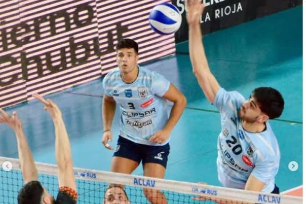 CLASE. No sólo por su remate a media velocidad, también Soria se destaca por sus sutilezas.