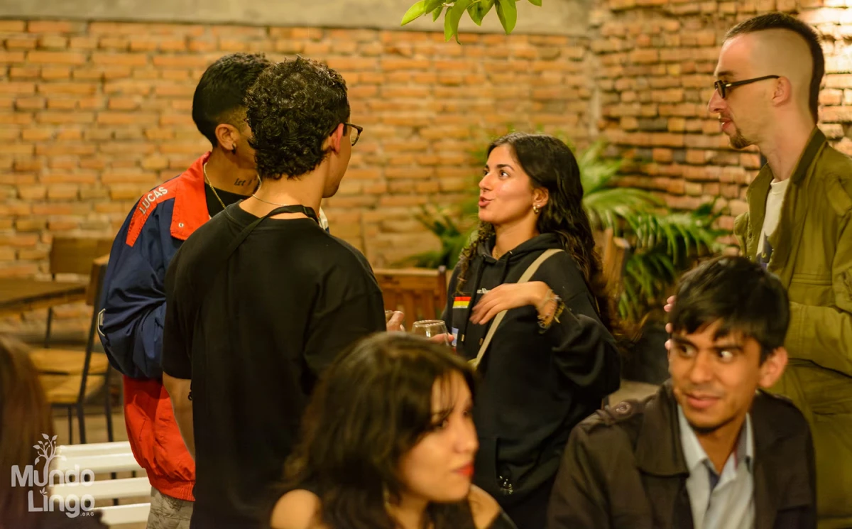 IDIOMAS Y COMUNIDAD. Cada semana, decenas de personas se reúnen en Tucumán para practicar lenguas extranjeras y hacer amistades en un ambiente distendido y gratuito.