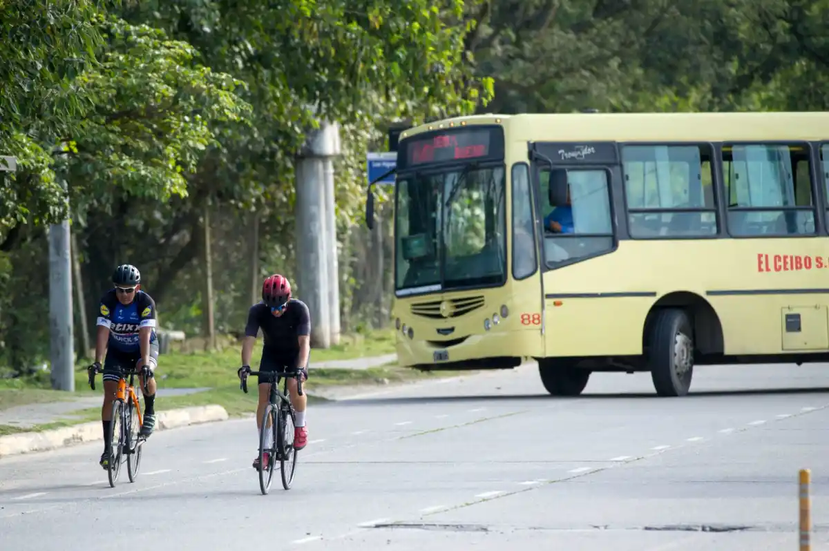 PELIGRO. En la avenida Perón, los deportistas conviven con los autos y los ómnibus de gran porte.