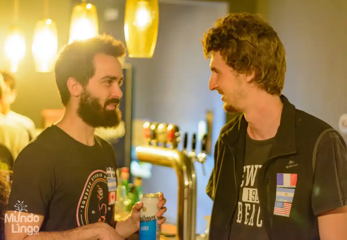 IDIOMAS Y COMUNIDAD. Cada semana, decenas de personas se reúnen en Tucumán para practicar lenguas extranjeras y hacer amistades en un ambiente distendido y gratuito.