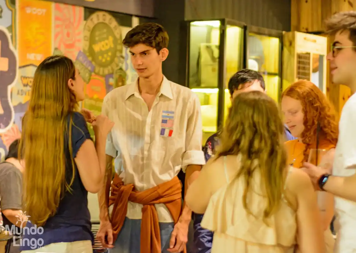 IDIOMAS Y COMUNIDAD. Cada semana, decenas de personas se reúnen en Tucumán para practicar lenguas extranjeras y hacer amistades en un ambiente distendido y gratuito.