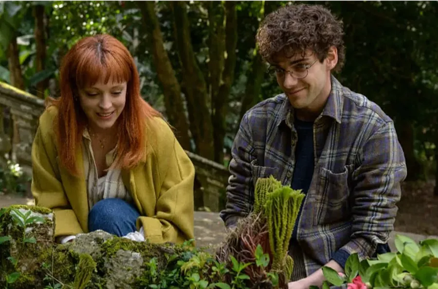 AMOR Y DRAMA. La historia se complica con la llegada de Violeta, un interés romántico para Elmer. / NETFLIX