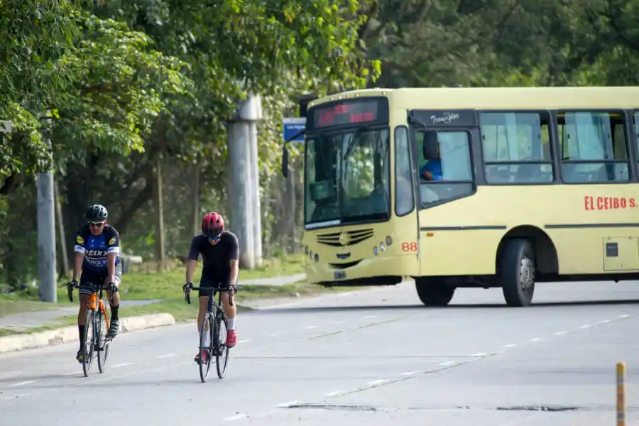 PELIGRO. En la avenida Perón, los deportistas conviven con los autos y los ómnibus de gran porte.