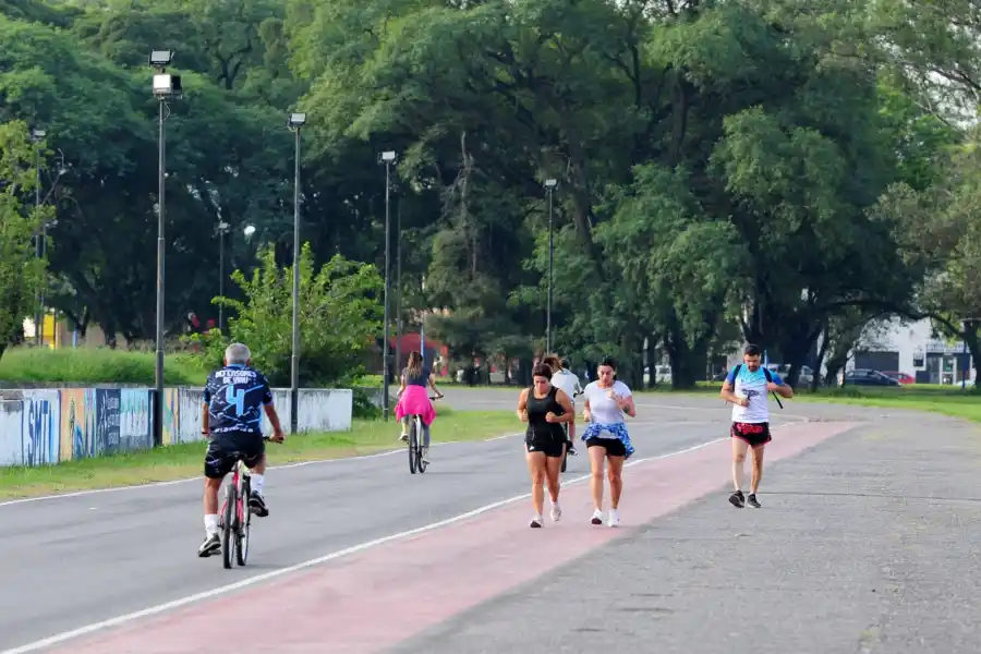 MÚLTIPLES. Ciclismo, caminatas, fútbol (no está permitido), familias que pasean a sus mascotas sin correas, forman parte de las prácticas en el autódromo.