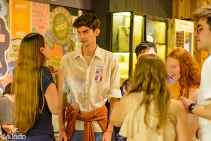 IDIOMAS Y COMUNIDAD. Cada semana, decenas de personas se reúnen en Tucumán para practicar lenguas extranjeras y hacer amistades en un ambiente distendido y gratuito.