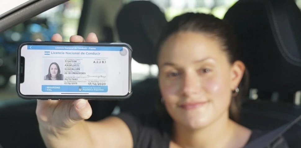MENOS TRÁMITES. El carnet digital, que se podrá tramitar en forma online y estará disponible en una app, será exigido en los controles vehiculares.