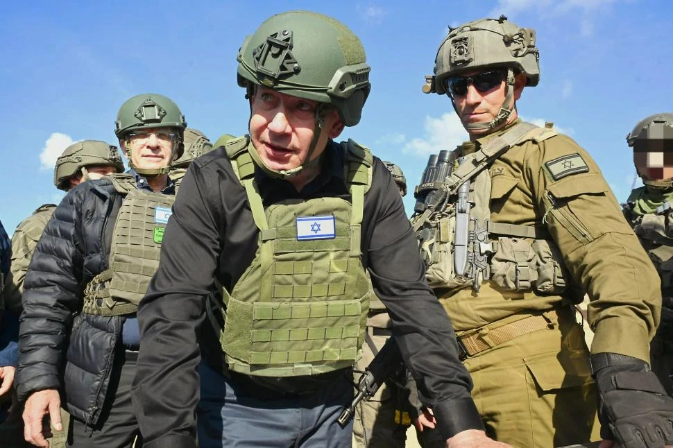 VISITA. Netanyahu fue al norte de Gaza a saludar a las tropas israelíes. afp