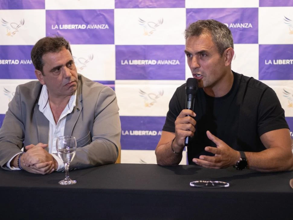 EN CONFERENCIA. Catalán y Menem remarcaron que La Libertad Avanza está trabajando para brindar una alternativa política de fondo en Tucumán. 