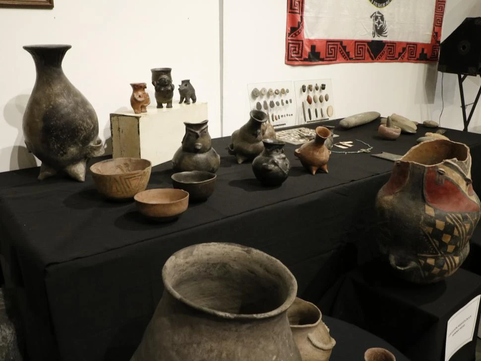 VARIEDAD. Se aprecian distintas creaciones en cerámica y en piedra.