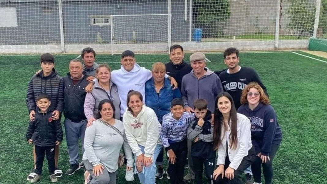 EN FAMILIA. Juan Cruz Esquivel posa junto a los suyos.