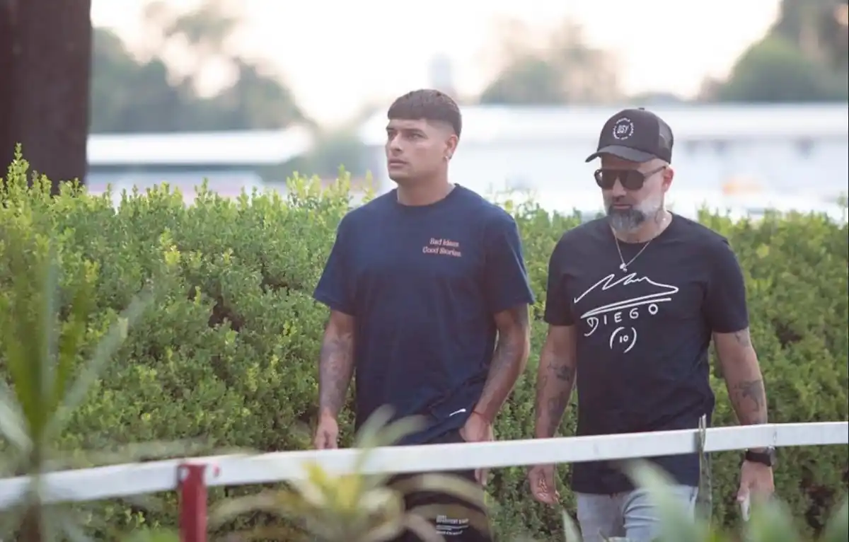 LA CHARLA QUE CAMBIÓ TODO. Juan Cruz Esquivel recorre el complejo Natalio Mirkin junto a su representante Jordan Rubén.