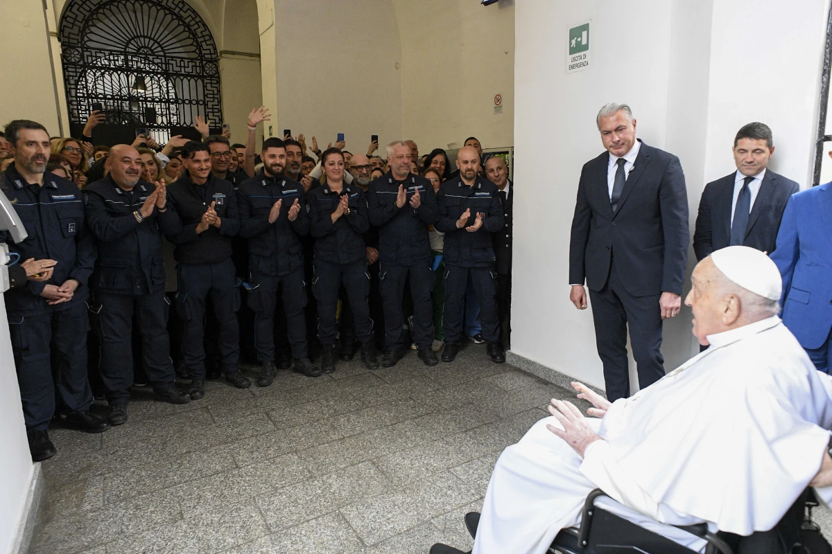 VISITA. El Papa Francisco asistió a una prisión en Roma y fue muy bien recibido. AFP