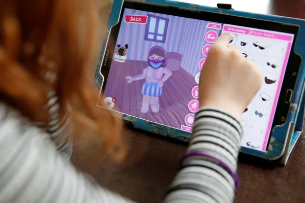 Alerta padres: secuestró a la niña que contactó por Roblox, el videojuego similar a Minecraft