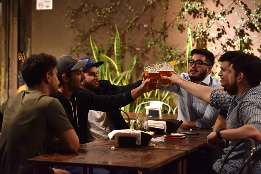 BIENESTAR EN GRUPO. Muchas veces, el alivio puede estar en los pequeños momentos compartidos. / INÉS QUINTEROS ORIO.