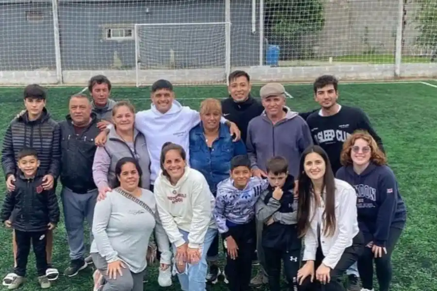 EN FAMILIA. Juan Cruz Esquivel posa junto a los suyos.