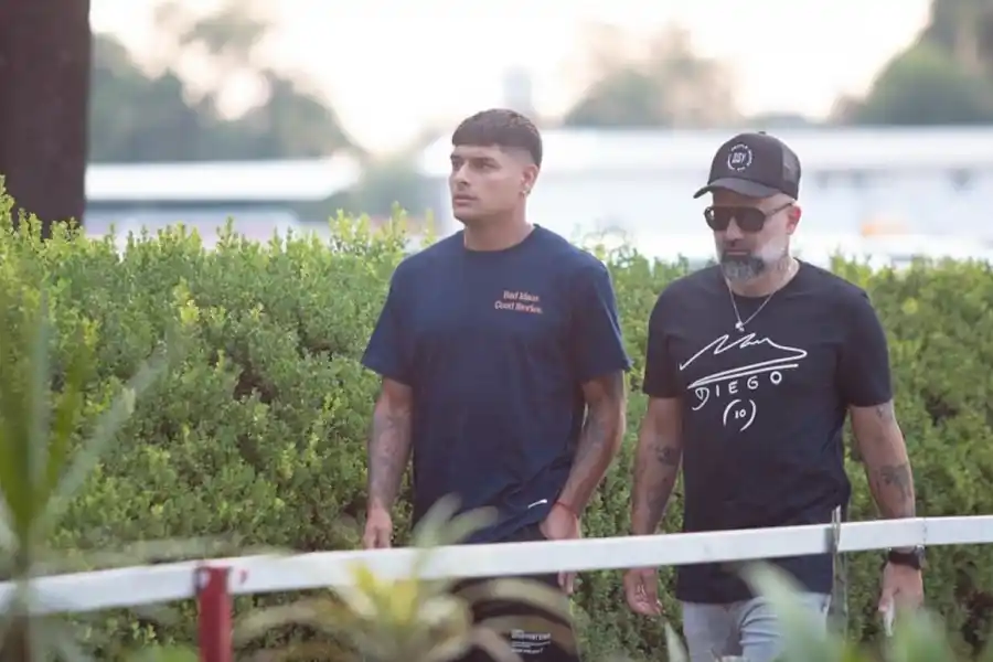 LA CHARLA QUE CAMBIÓ TODO. Juan Cruz Esquivel recorre el complejo Natalio Mirkin junto a su representante Jordan Rubén.