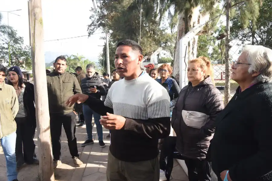 PREOCUPACIÓN. Norberto Colqui, padre de una de las jóvenes intoxicadas pide respuestas.