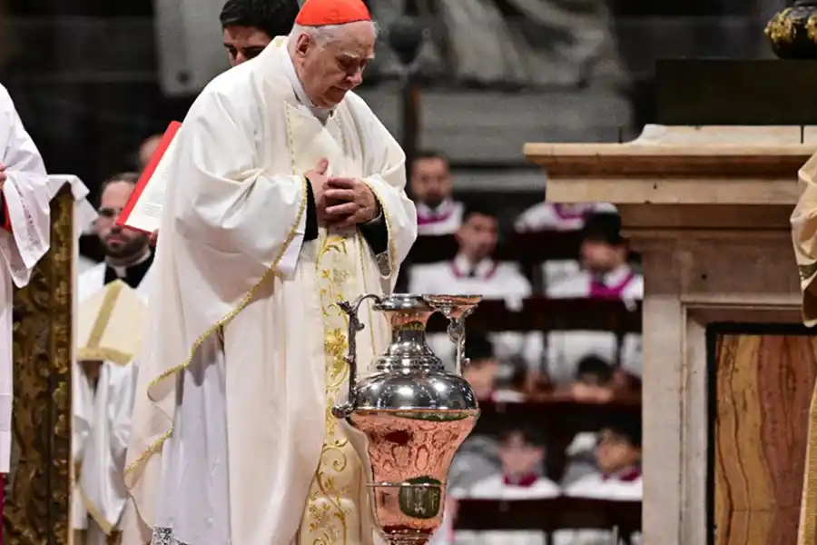 REEMPLAZO. El Cardenal Domenico Calcagno presidió la Misa Crismal este Jueves Santo en la basílica de San Pedro, en Italia. AFP