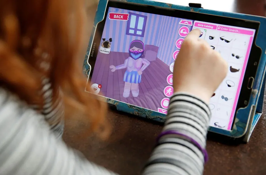 Autoridades de California pidieron a los padres tener especial cuidado con los videojuegos y los contactos que hacen en ellos los niños.