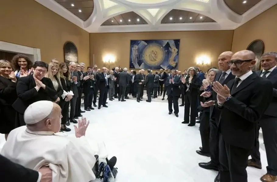 El personal médico del Hospital Gemelli llevó regalos para agasajar al papa Francisco.