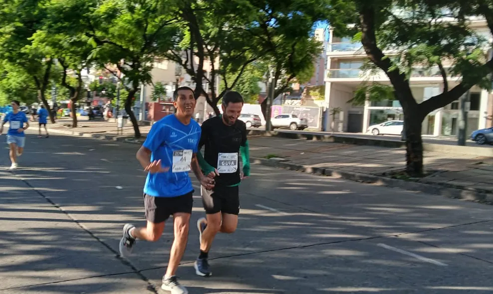 Es tucumano, no vidente, corrió una carrera con un guía al que no conocía y consiguió subirse al podio