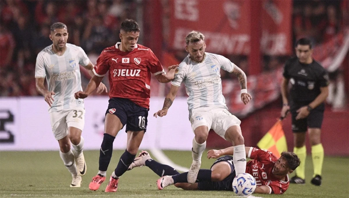 ÚLTIMO CRUCE. Atlético Tucumán cayó en su visita a Independiente, en diciembre pasado, en Avellaneda.