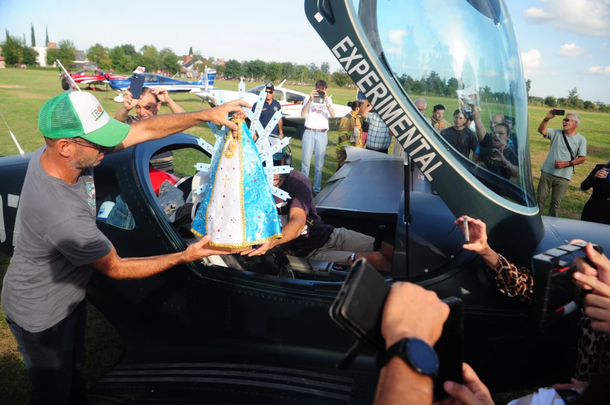 ATERRIZAJE. La réplica de la Virgen de Luján llegó ayer por la tarde al Aero Club de Monteros, en Capitán Cáceres. LA GACETA / FOTO DE DIEGO ARÁOZ