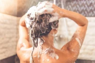 El síntoma temprano de demencia que puede advertirse en la ducha, según neurólogos