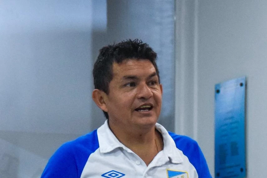 Los futbolistas del Decano hacen su ingreso al estadio