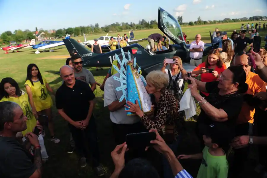 DEVOCIÓN. Los fieles se lanzan a la Virgen luego del aterrizaje. LA GACETA / FOTO DE DIEGO ARÁOZ