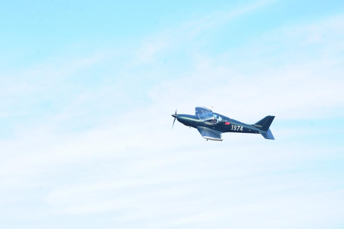EN EL AIRE. La Virgen en el avión, segundos antes de aterrizar. LA GACETA / FOTO DE DIEGO ARÁOZ