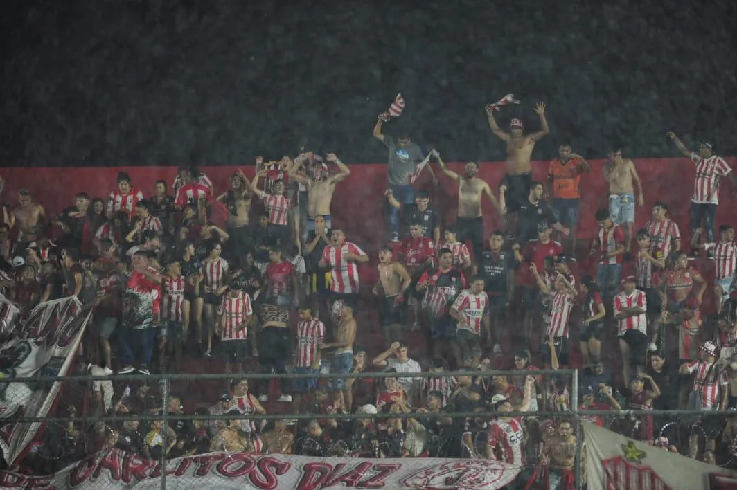 A ALENTAR. Los hinchas de San Martín esperan festejar una nueva victoria de San Martín en la Primera Nacional.