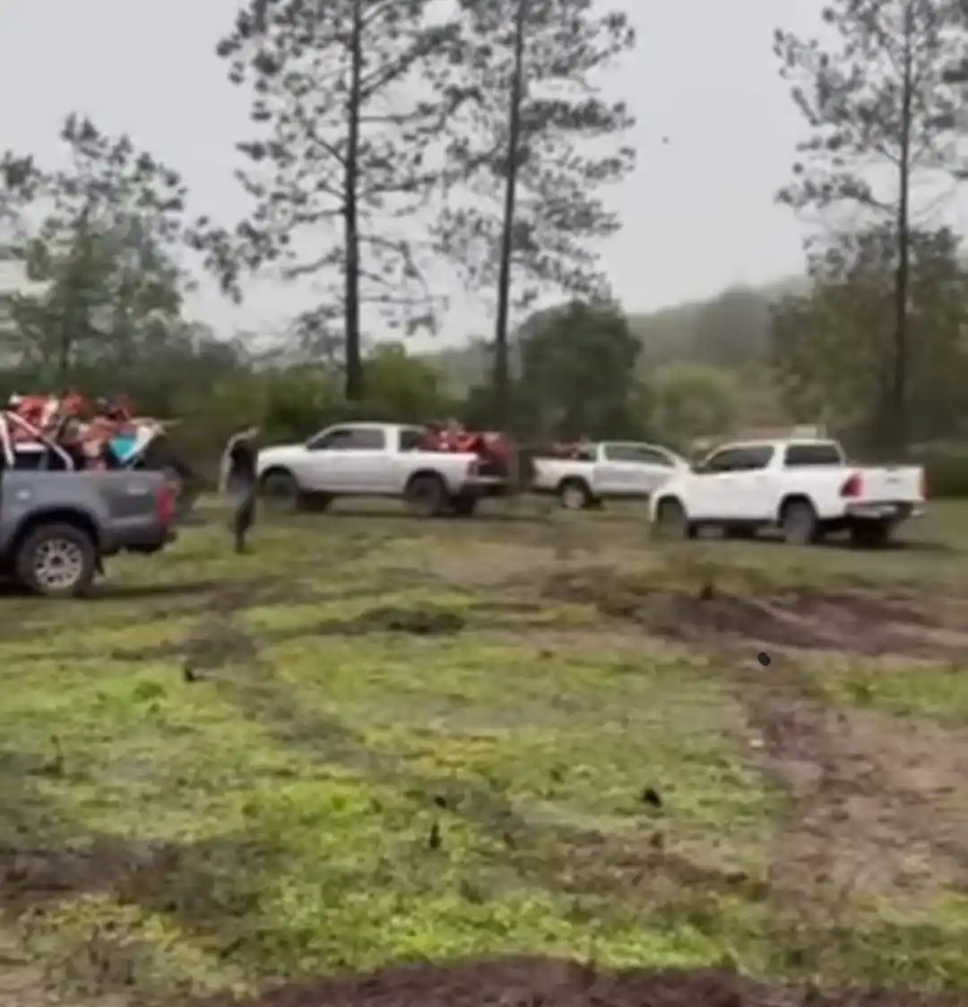 HASTA EL PREDIO QUEDÓ INTRANSITABLE. Varias camionetas 4x4 tuvieron que ser asistidas para poder salir de la zona de la largada en San Pedro de Colalao.