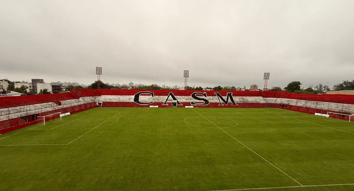 IMPECABLE. El campo de juego de La Ciudadela luce parejo, sin imperfecciones y sin rastros del agua.