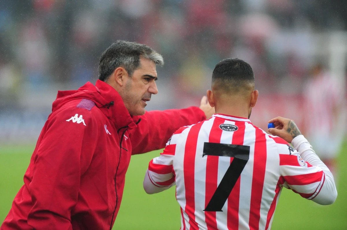 INDICACIONES. Ariel Martos habla con Gabriel Hachen durante el partido.