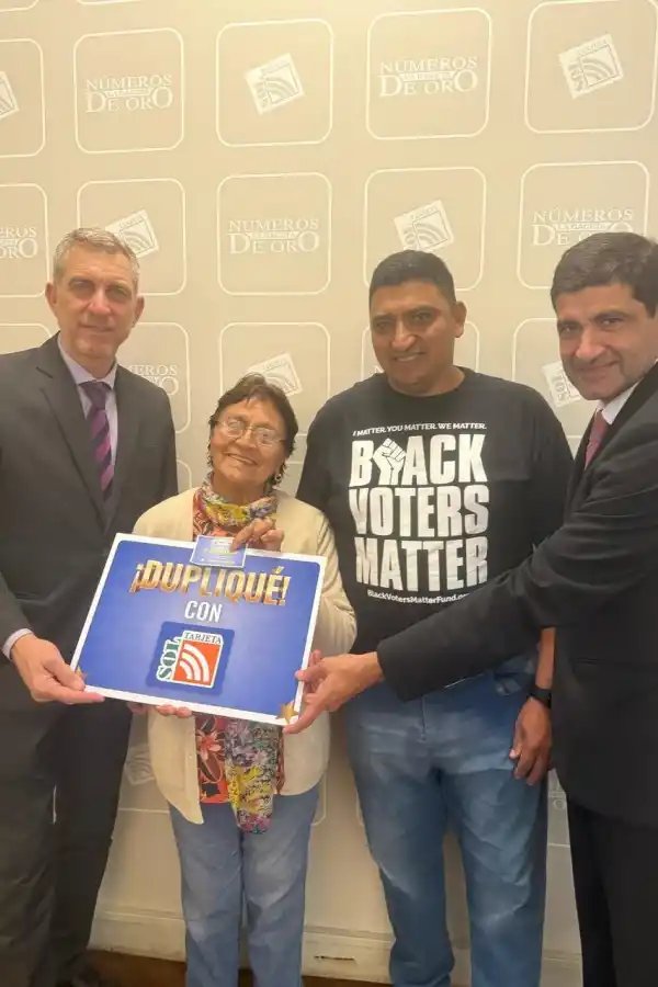 GANADORA. Lezcano con las autoridades de Banco Santiago del Estero, Gustavo Neme (Gerente del Banco Santiago Del Estero) y Pino (Gerente de tarjeta Sol).