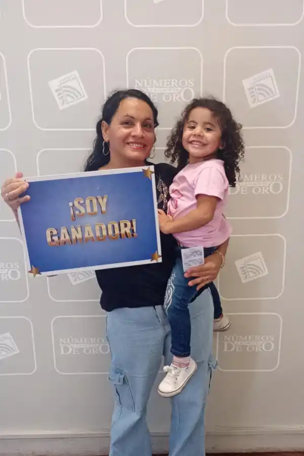 GANADORA. Raquel Salomé Ojeda asistió a recibir su premio con su hija.