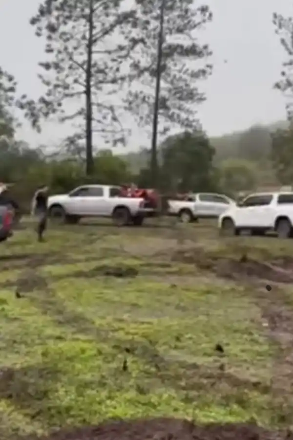 HASTA EL PREDIO QUEDÓ INTRANSITABLE. Varias camionetas 4x4 tuvieron que ser asistidas para poder salir de la zona de la largada en San Pedro de Colalao.