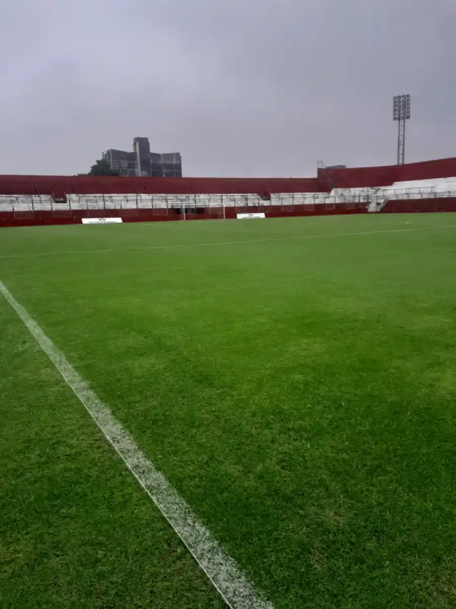 ÚLTIMOS TRABAJOS. Los encargados del campo de juego de San Martín están terminando de pintar las líneas del campo de juego.